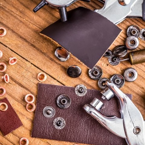 Montare capse, nituri și accesorii metalice