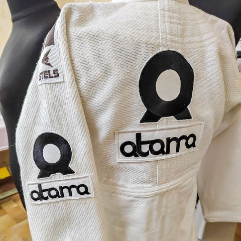 Finisaj de broderie modernă și curată